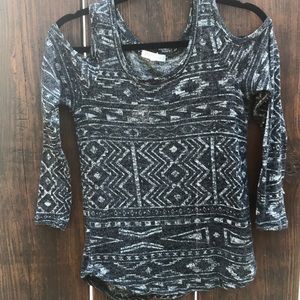 Cut out shoulder half sleeve top